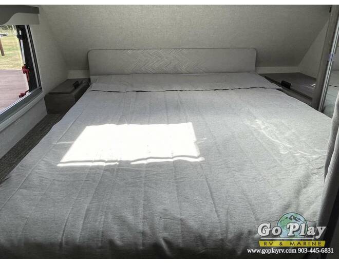 2022 Lance Long Bed 1172 Truck Camper at Go Play RV and Marine STOCK# 178569 Photo 18