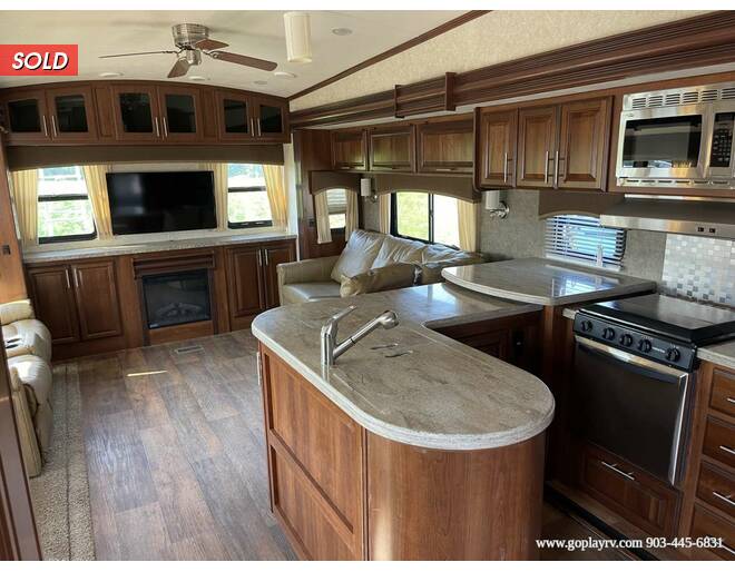 2015 Wildcat 327CK Fifth Wheel at Go Play RV and Marine STOCK# 029500 Photo 7